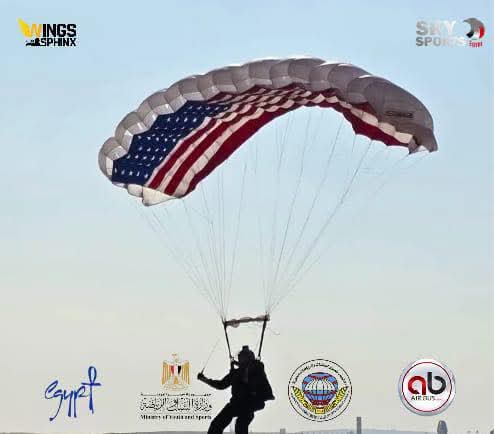 انطلاق المهرجان الدولي للباراموتور والقفز بالمظلات من منطقة الأهرامات 

