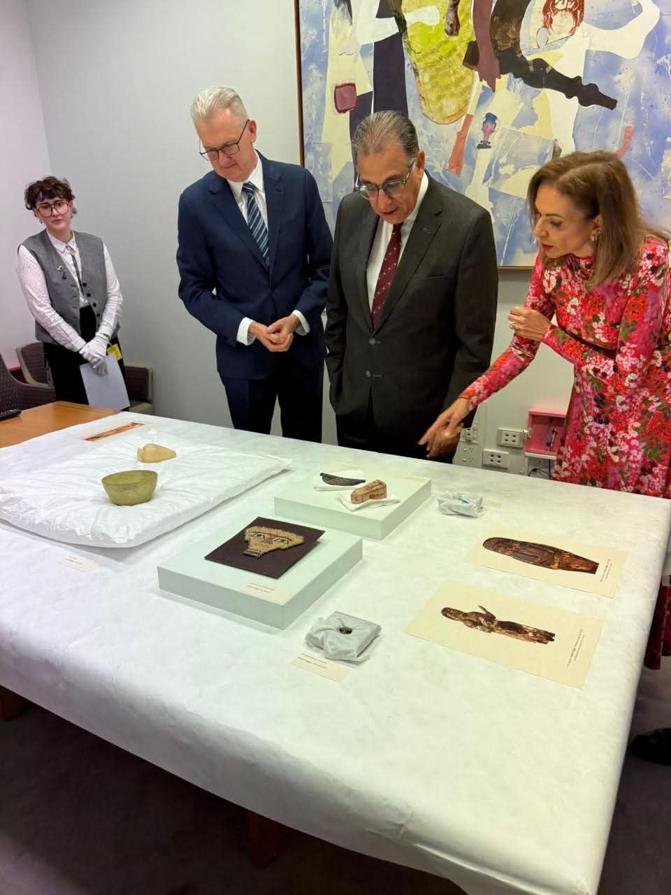 استراليا تسلم ١٧ قطعة اثرية نادرة إلى مصر