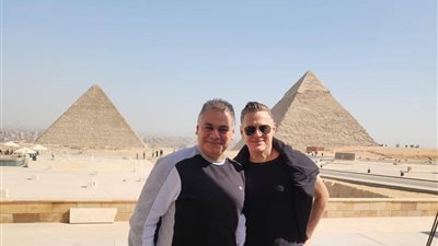 Bryan Adams visit Giza Pyramids
