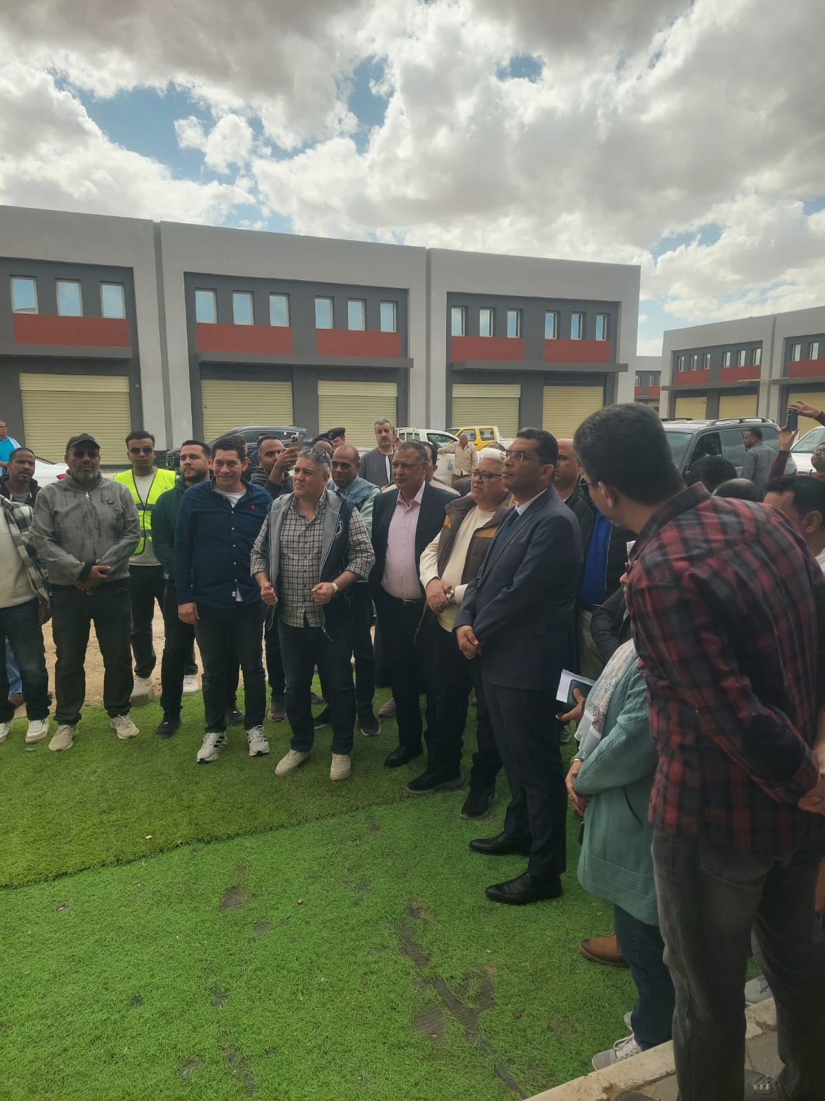 الشارع أولًا.. شعار محافظ البحر الأحمر في زمن التقلبات الجوية