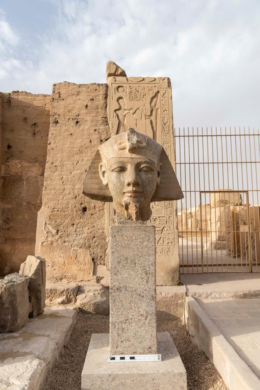 ترميم رأس تمثال “ رمسيس الثاني” بمعبد أبيدوس
